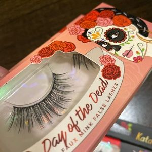 Makeup - Bundle of lashes Makeup - Bundle of lashes